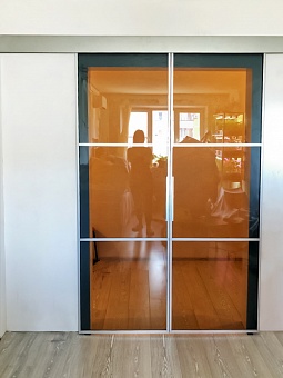 Откатные стеклянные двери в ультратонком профиле лофт